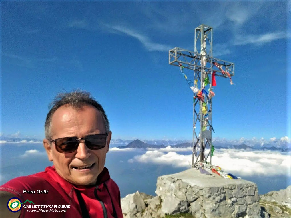 63 Alla croce di vetta del Grignone-Rif. Brioschi (2410 m)...il cielo e blu sopra le nuvole !.jpg